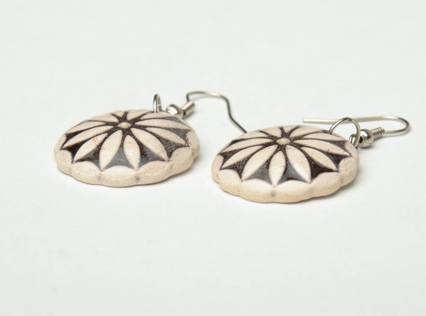 Round ceramic earrings painted with enamels photo 3