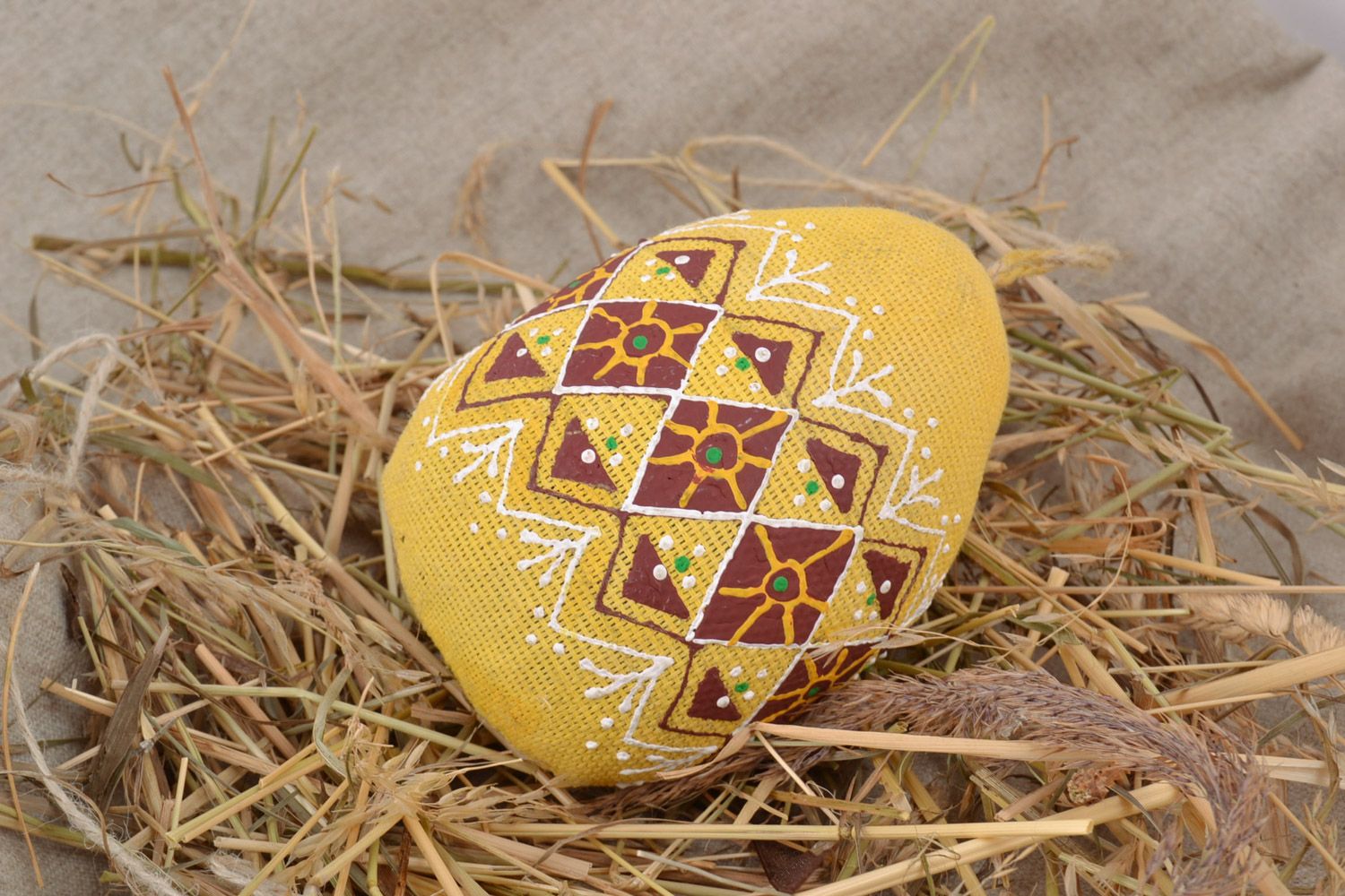 Oeuf de Pâques à suspendre en tissu peint jaune original ornementé fait main photo 1