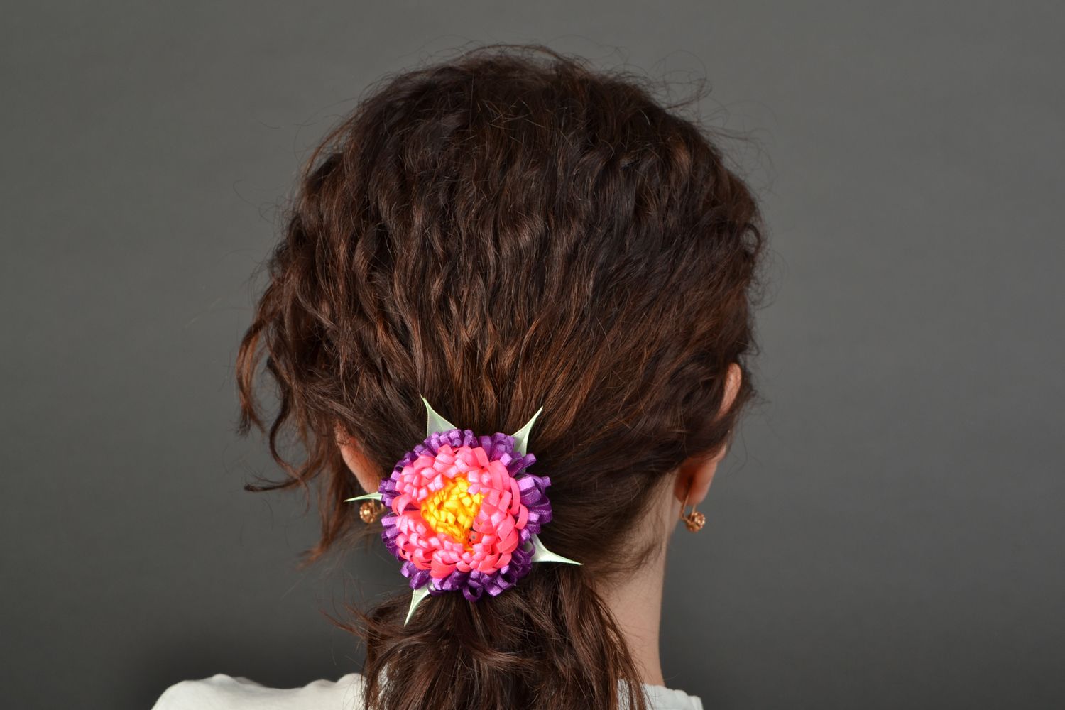 Élastiques à cheveux avec fleur en rubans de satin et bois faits main Coccinelle photo 2