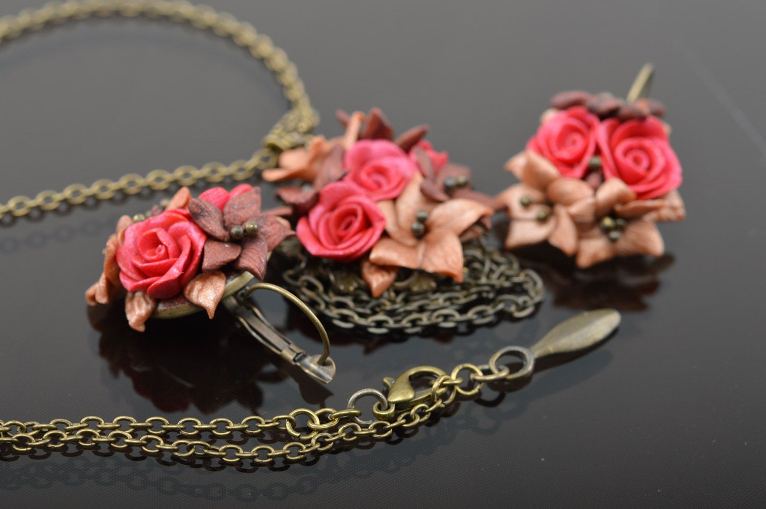 Set of handmade plastic flower jewelry pendant and earrings photo 4