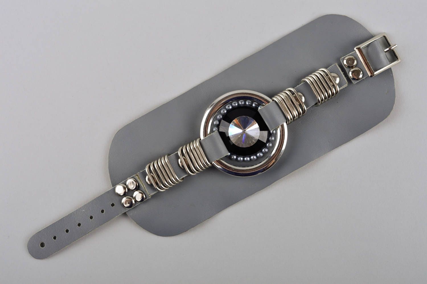 Bracelet en cuir gris Bijou fait main large design insolite Cadeau pour femme photo 4