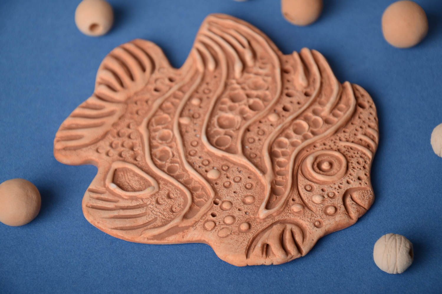 Décoration à colorier réalisée en argile faite main en forme de poisson photo 1