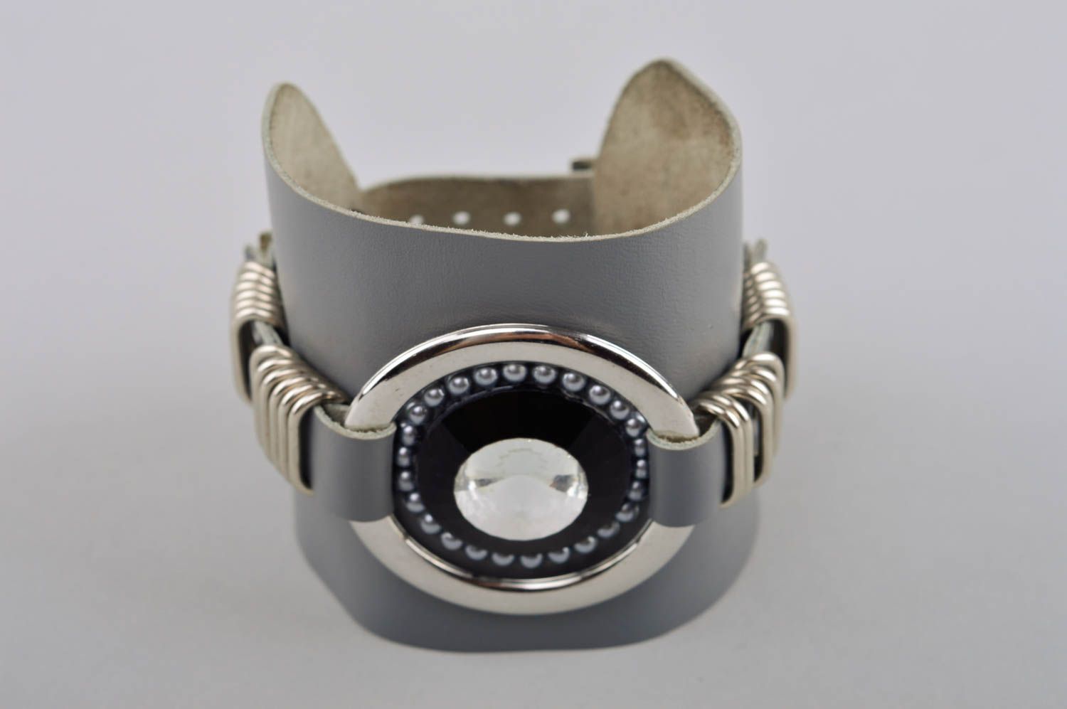 Bracelet en cuir gris Bijou fait main large design insolite Cadeau pour femme photo 2