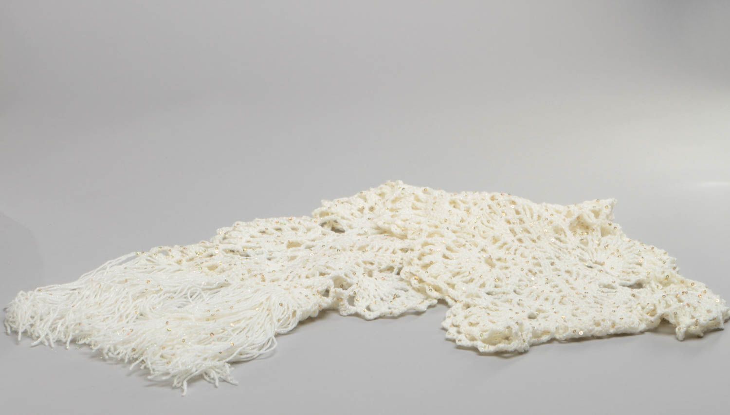 Écharpe ajourée avec franges blanche au crochet faite main de style vintage photo 4