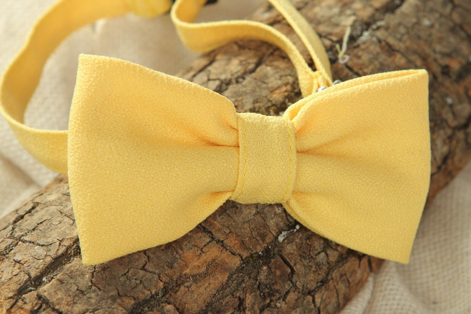 Желтый галстук-бабочка из крепа фото 5