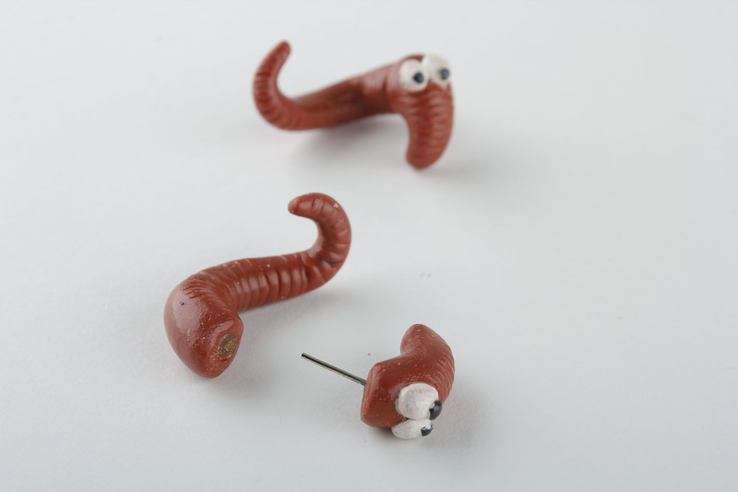 Pendientes artesanales con forma de gusanos foto 4