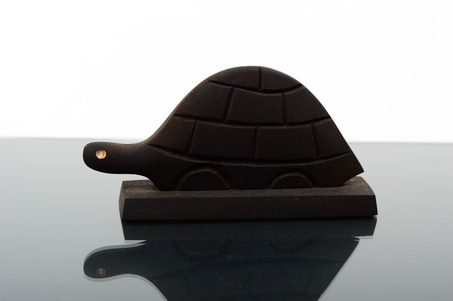Статуэтка из древесины ясеня ручной работы в виде черепахи красивая черная фото 1