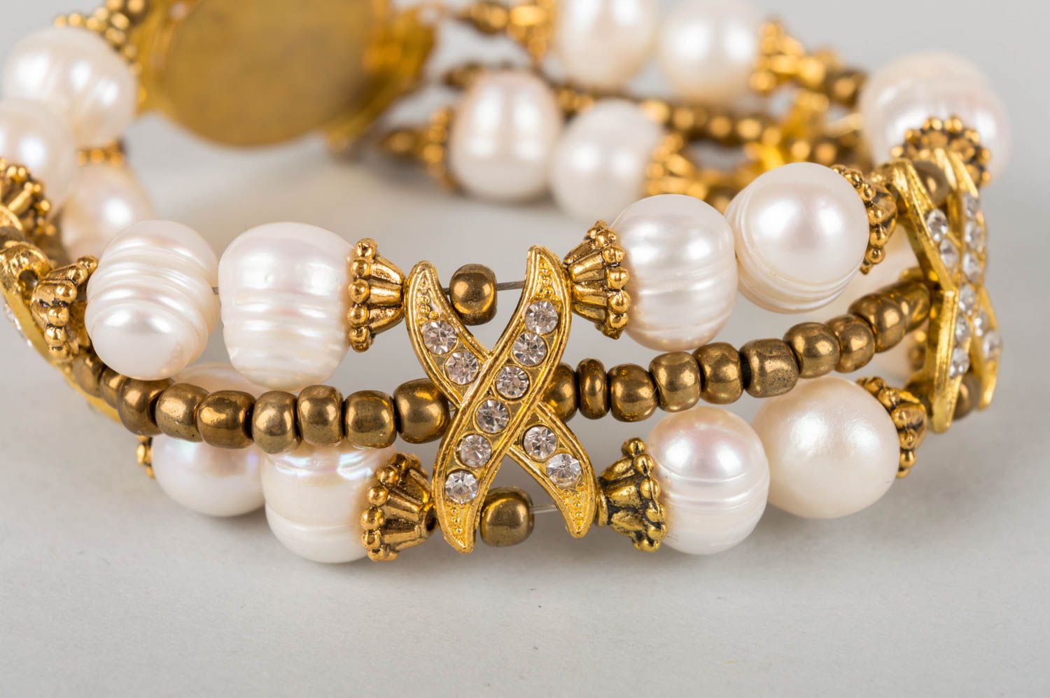 Elegant cute graceful designer handmade bracelet made of pearls and brass photo 4