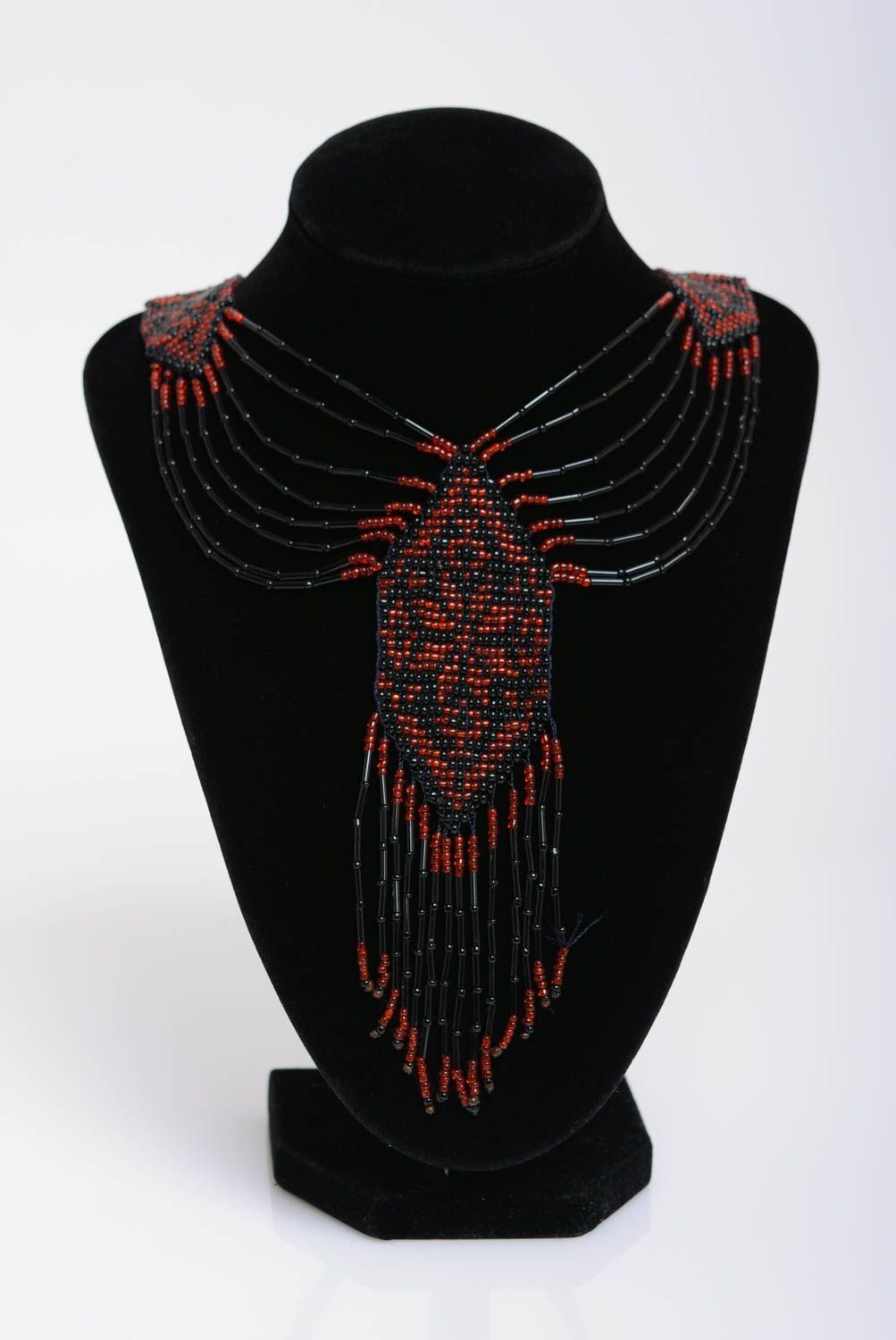 Длинное бисерное колье в этническом стиле гердан ручной работы красно-черный фото 3