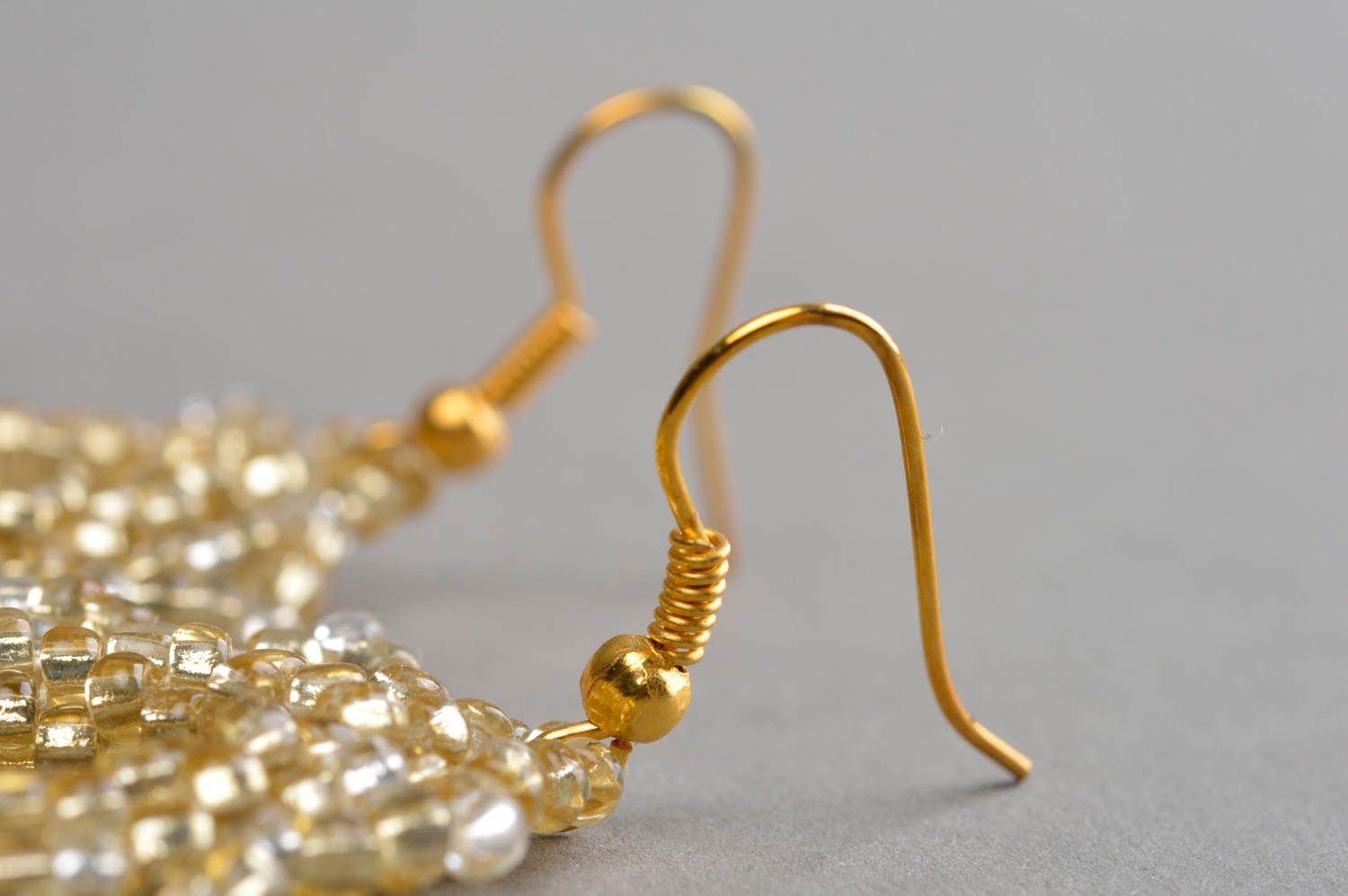 Золотистые круглые серьги из бисера стильные ручной работы для девушек подарок фото 4