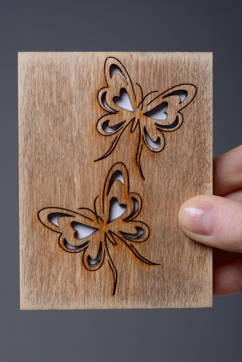 Belle carte de voeux en bois faite main avec gravure et papillons découpés photo 4