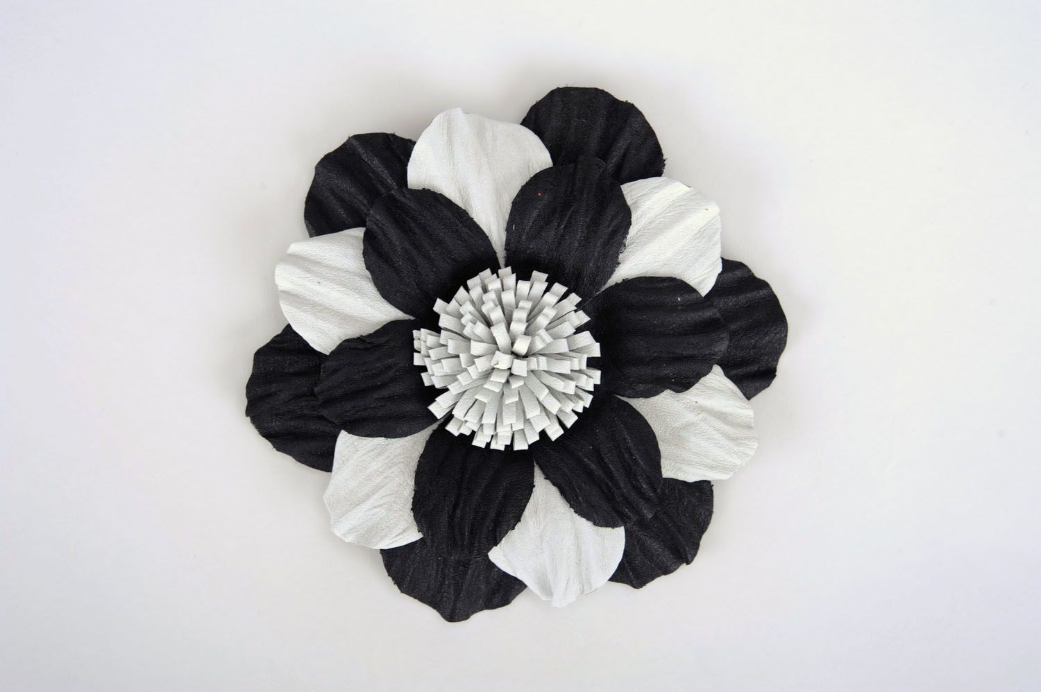Broche grande fleur blanche et noire en cuir photo 1
