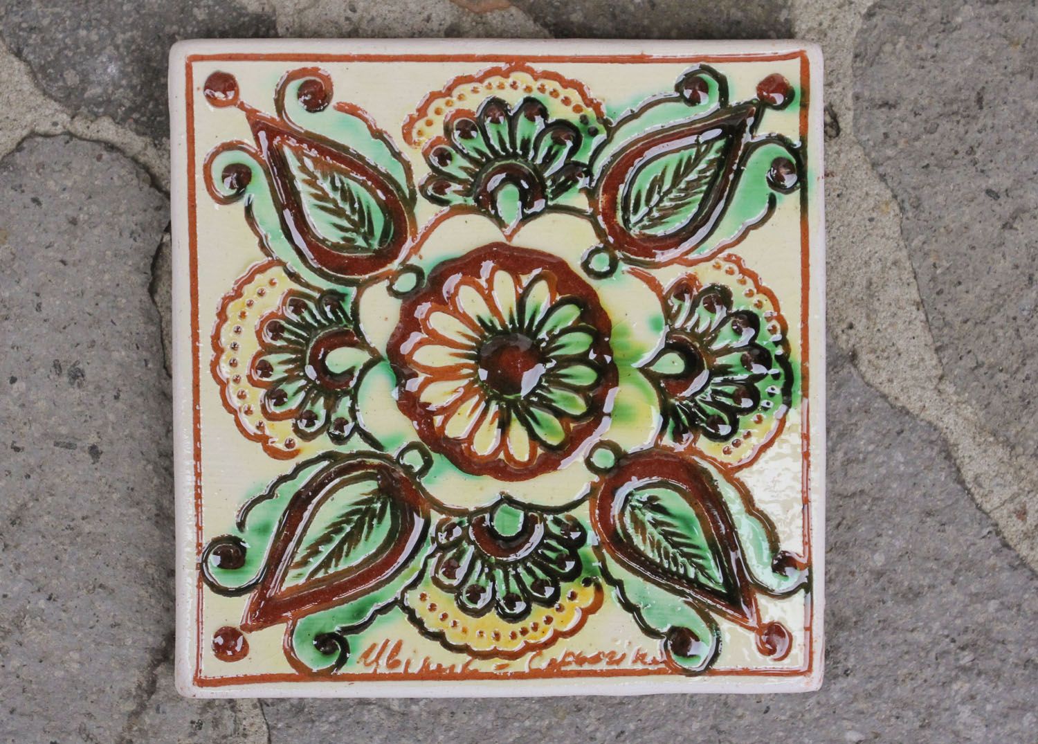 Azulejo de cerâmica artesanal pintado com tintas naturais em estilo étnico foto 1