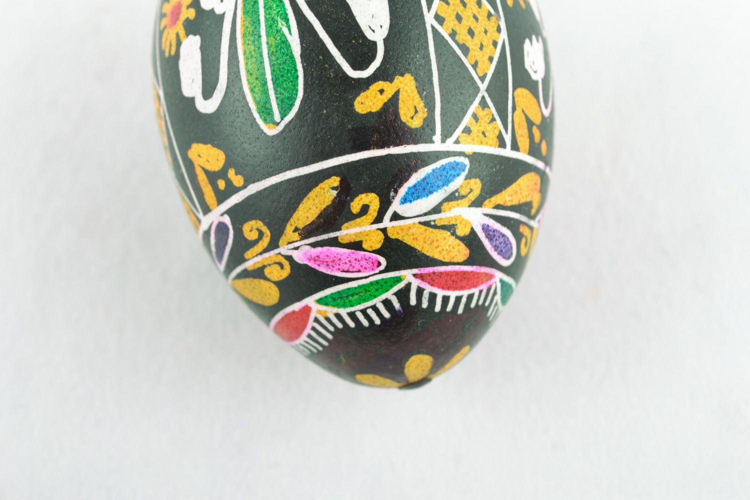 Œuf de Pâques noir fait main peint selon technique de peinture à cire  photo 3