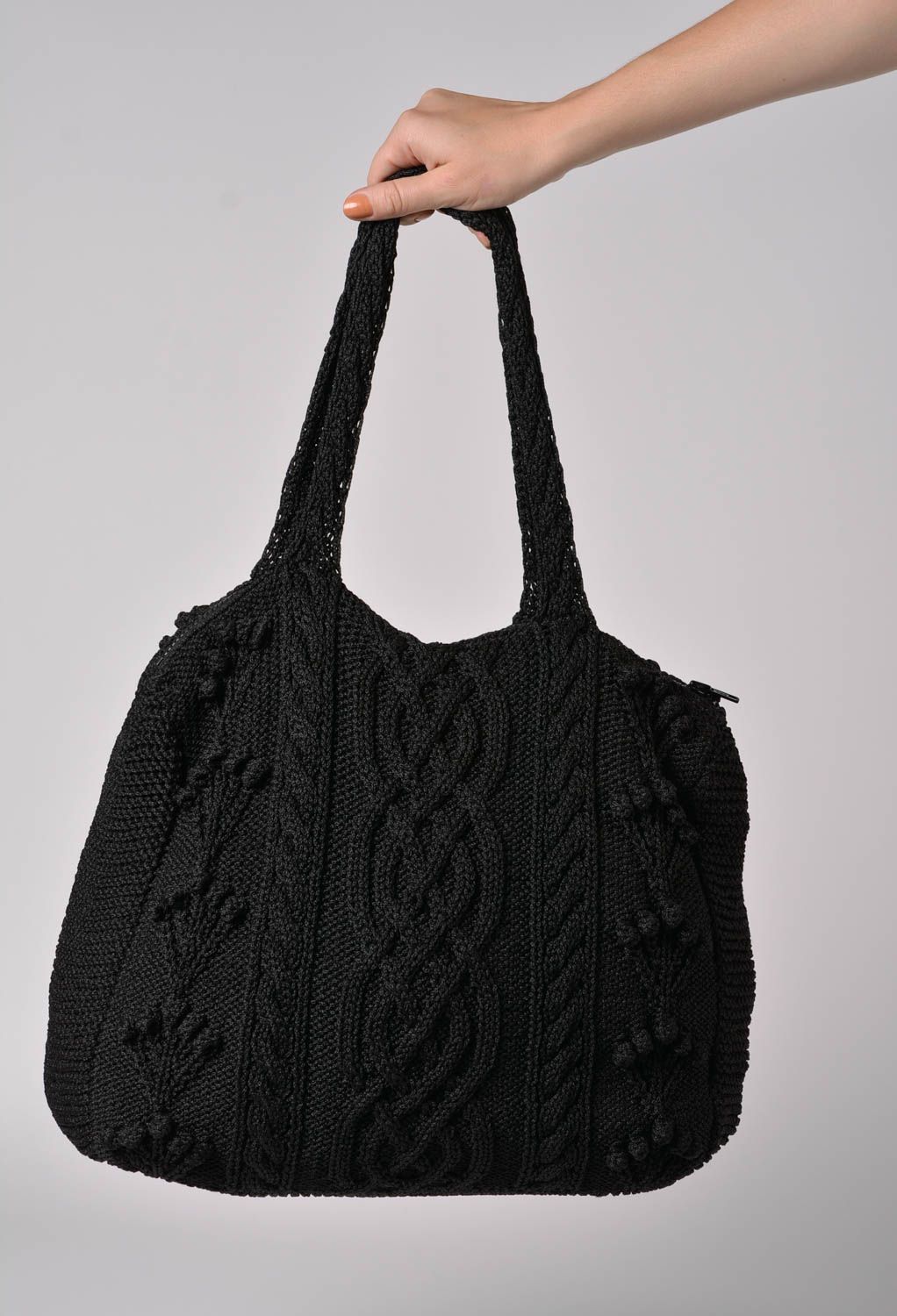 Grand sac à main tricoté avec des aiguilles fait main noir pour hiver deux anses photo 2