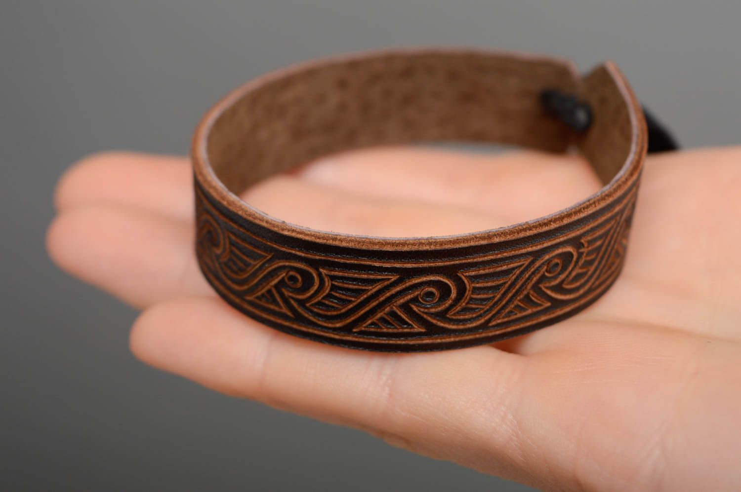 Bracelet en cuir naturel marron avec ornement fait main unisexe style ethnique photo 4