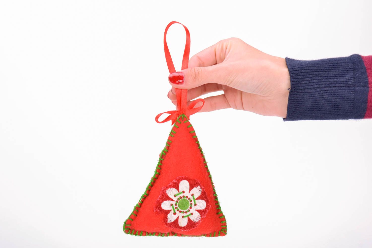 Brinquedo da árvore de Natal costurado de fleece feito em tons vermelhos e verdes foto 5