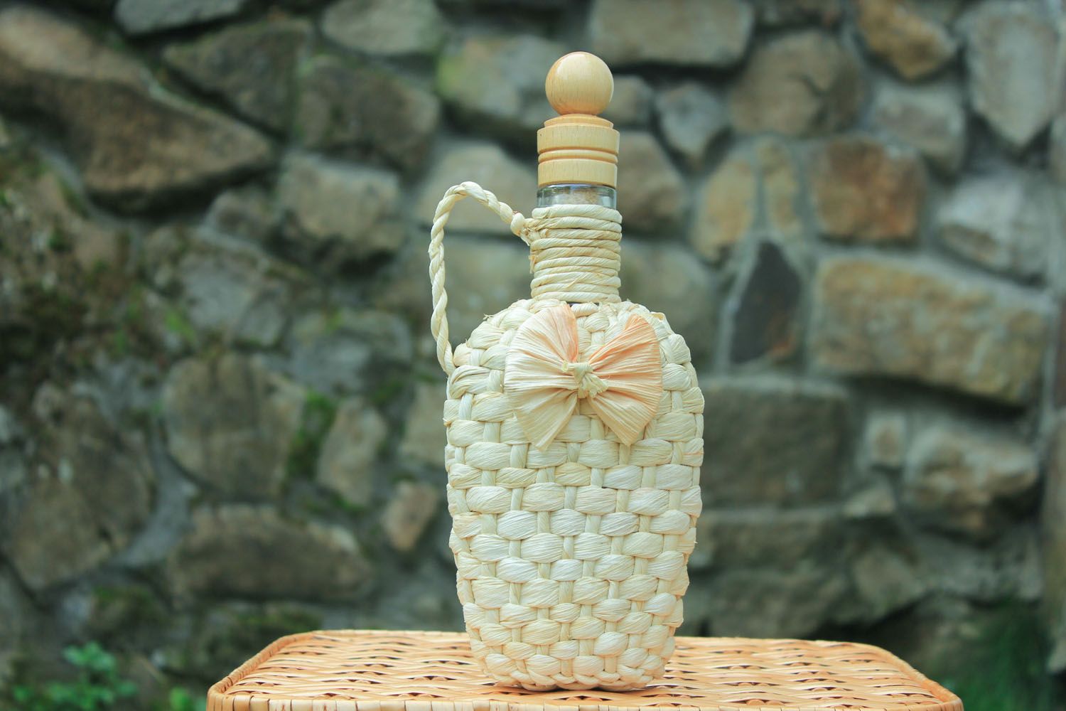 Бутылка плетеная из кукурузных листьев фото 1