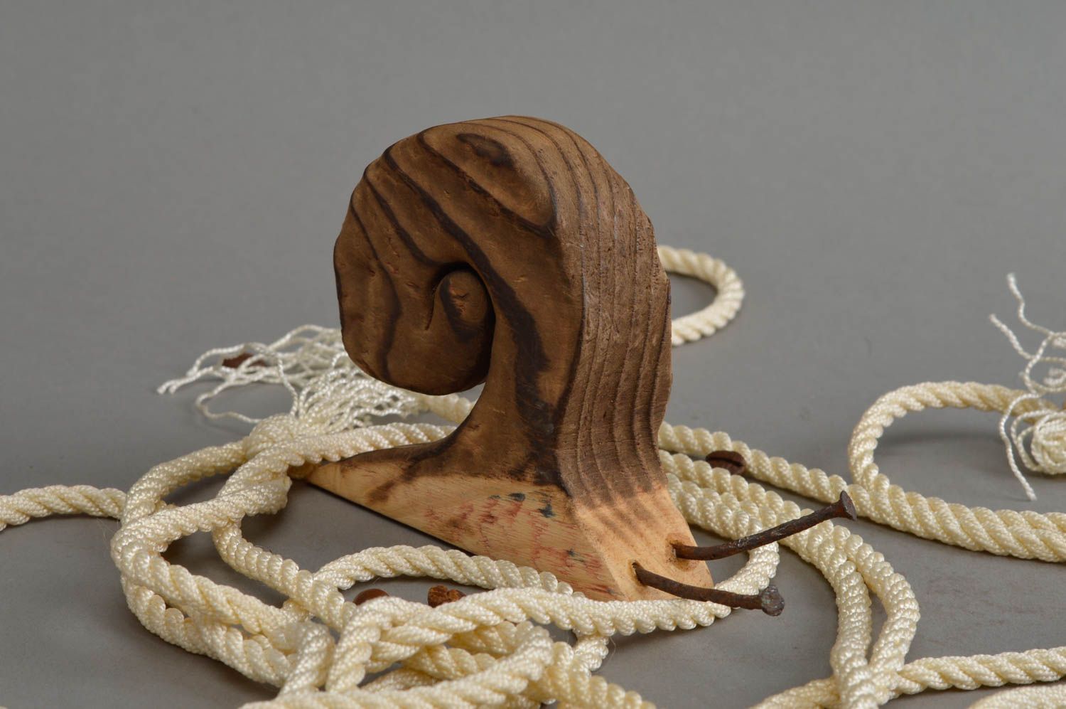 Figurine escargot en bois de pin et clous faite main marron style primitif photo 1