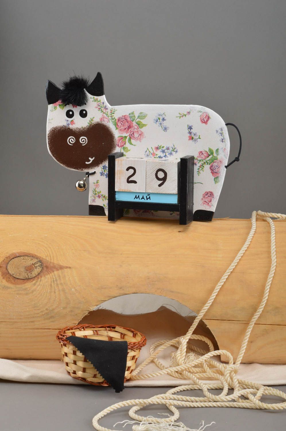 Детский календарь в виде коровки из фанеры декупаж цветочный ручной работы фото 1