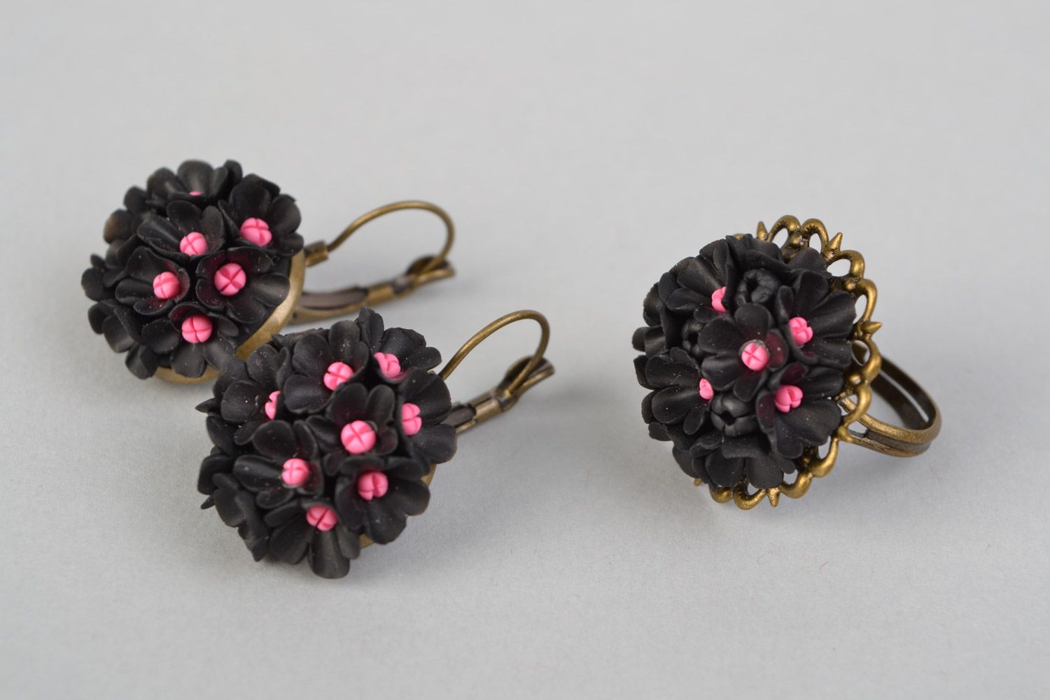 Handmade Schmuck Set Ring und Ohrringe aus Polymerton in Schwarz und Rosa foto 3