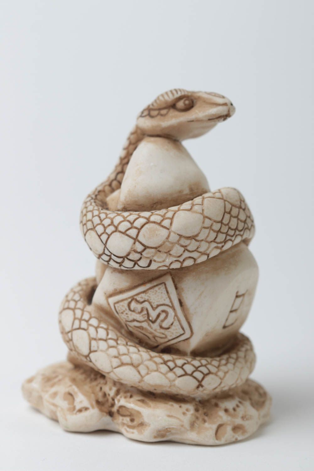 Статуэтка из полимерной смолы и мраморной пудры ручной работы в виде змеи фото 2