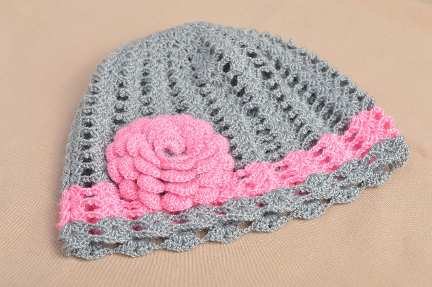 Bonnet tricot fait main Chapeau au crochet gris fleur rose Vêtement fille photo 1
