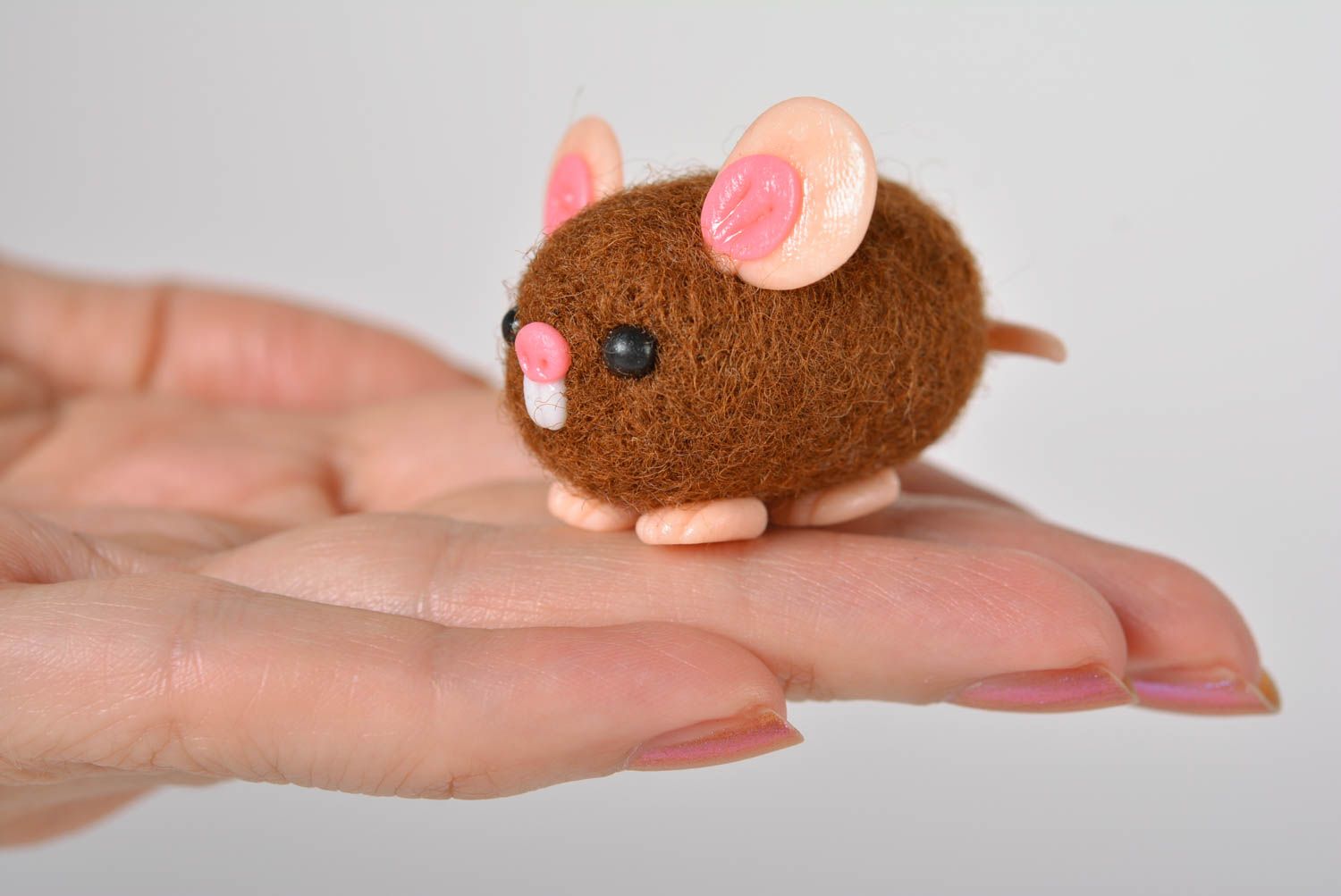 Handmade gefilzte Figur Maus Spielzeug originelles Geschenk braun hübsch foto 4