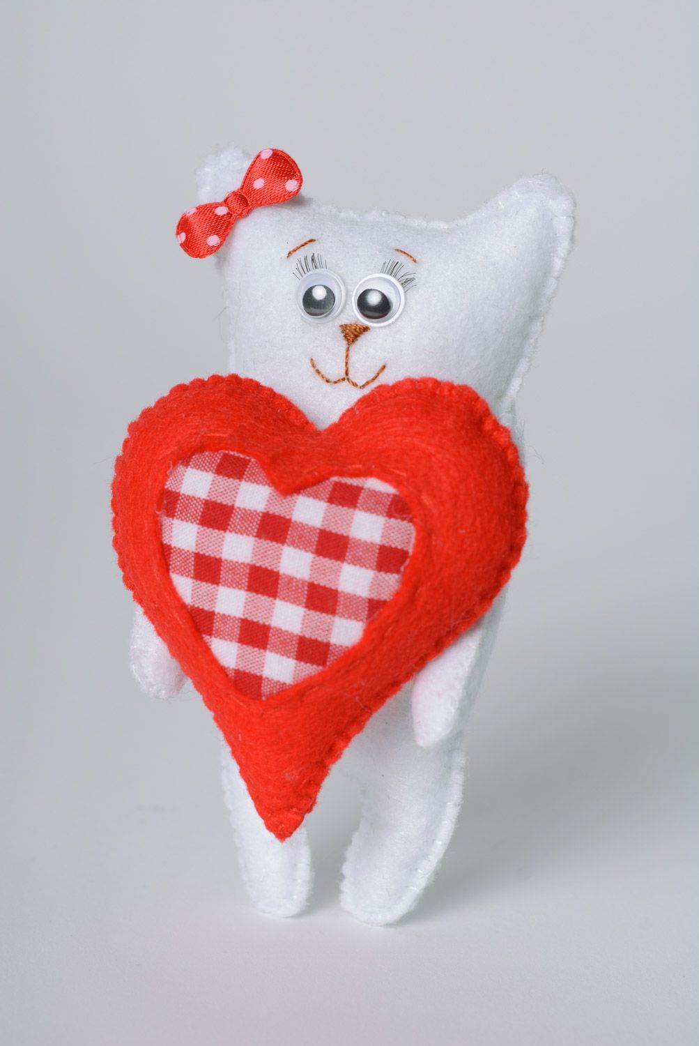 Мягкая игрушка из фетра и синтепуха белая кошка с сердцем ручной работы милая фото 1
