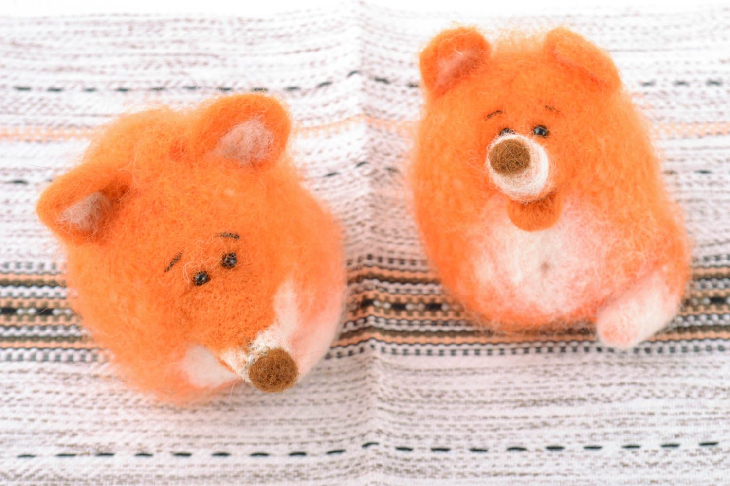 Juguetes de peluche tejidos artesanales de lana con forma de zorros anaranjados foto 1