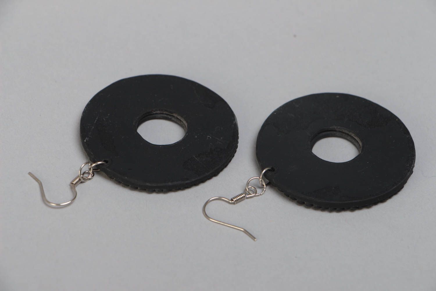 Originelle handmade Ohrringe aus Polymerton mit runden Anhängern für Frauen foto 4
