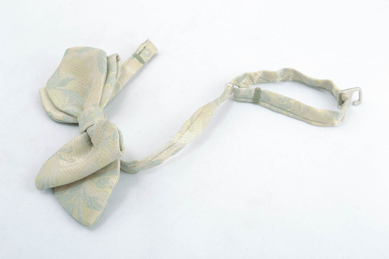 Модный галстук-бабочка серого цвета фото 1