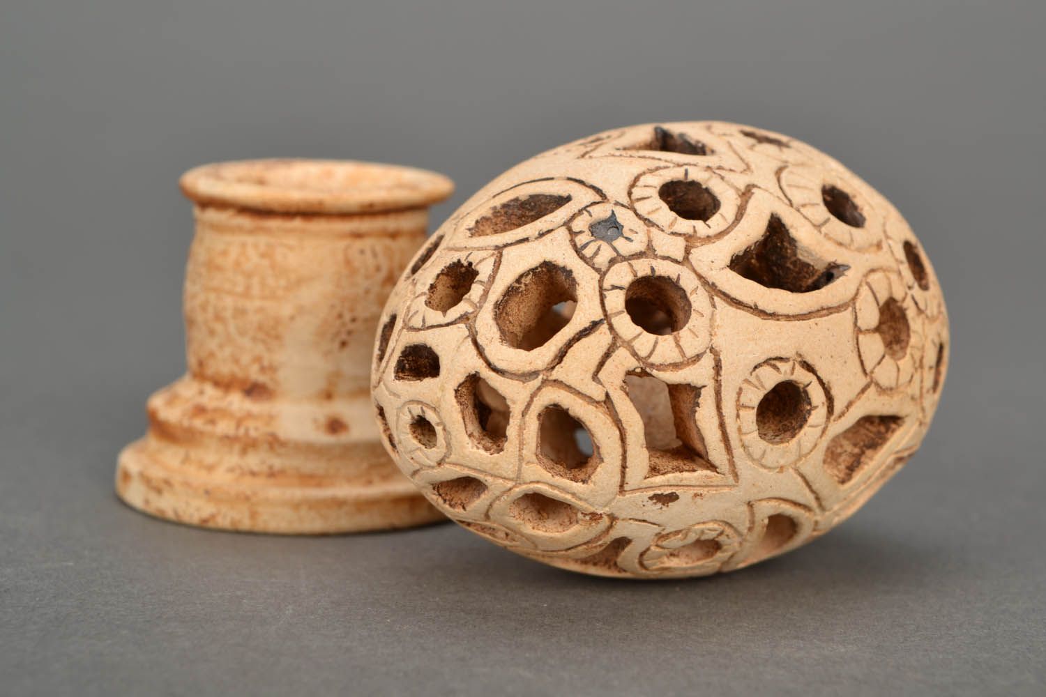 Ovo de cerâmica num suporte foto 5