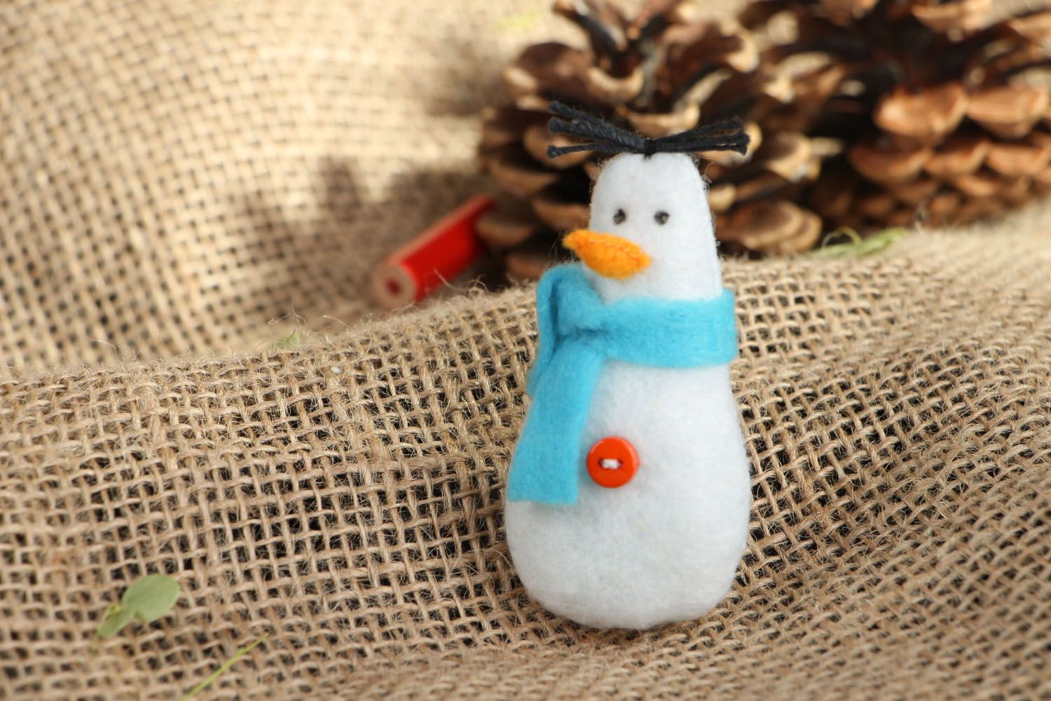 Декоративный снеговик из фетра фото 5
