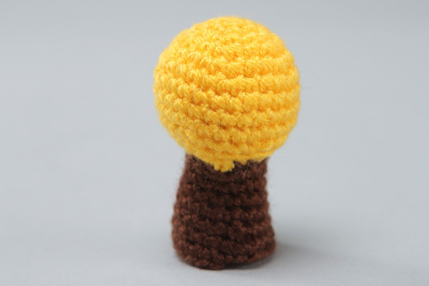 Petite marionnette à doigt tricotée en fils acryliques jaune faite main Kolobok photo 2
