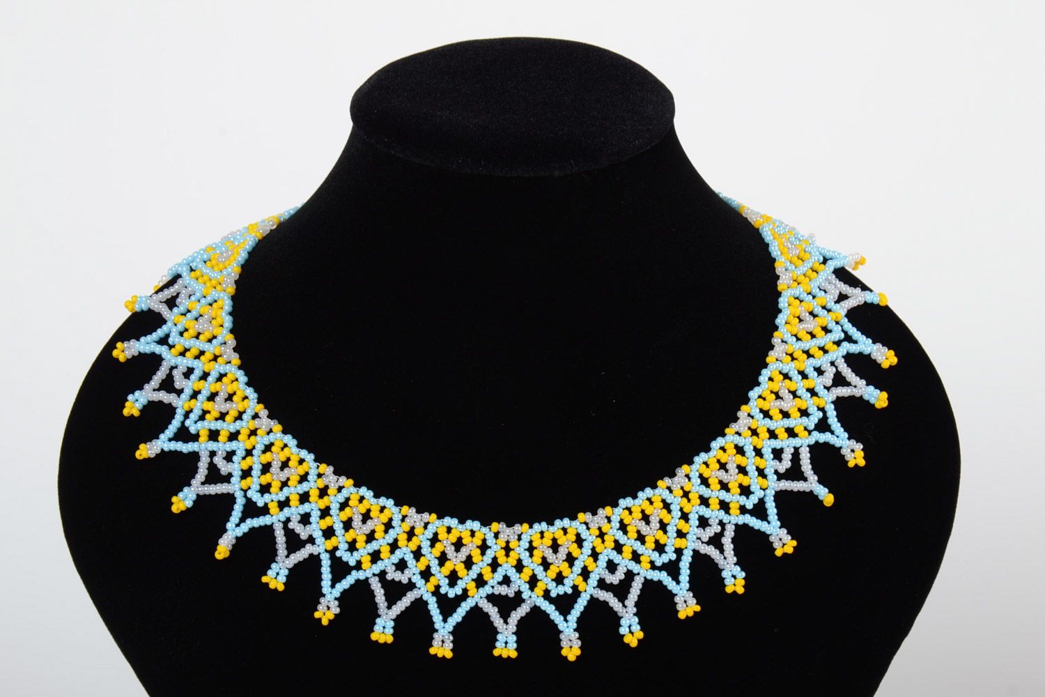 Künstlerisches handgemachtes Collier aus Glasperlen in Gelb Blau und Weiß  foto 1