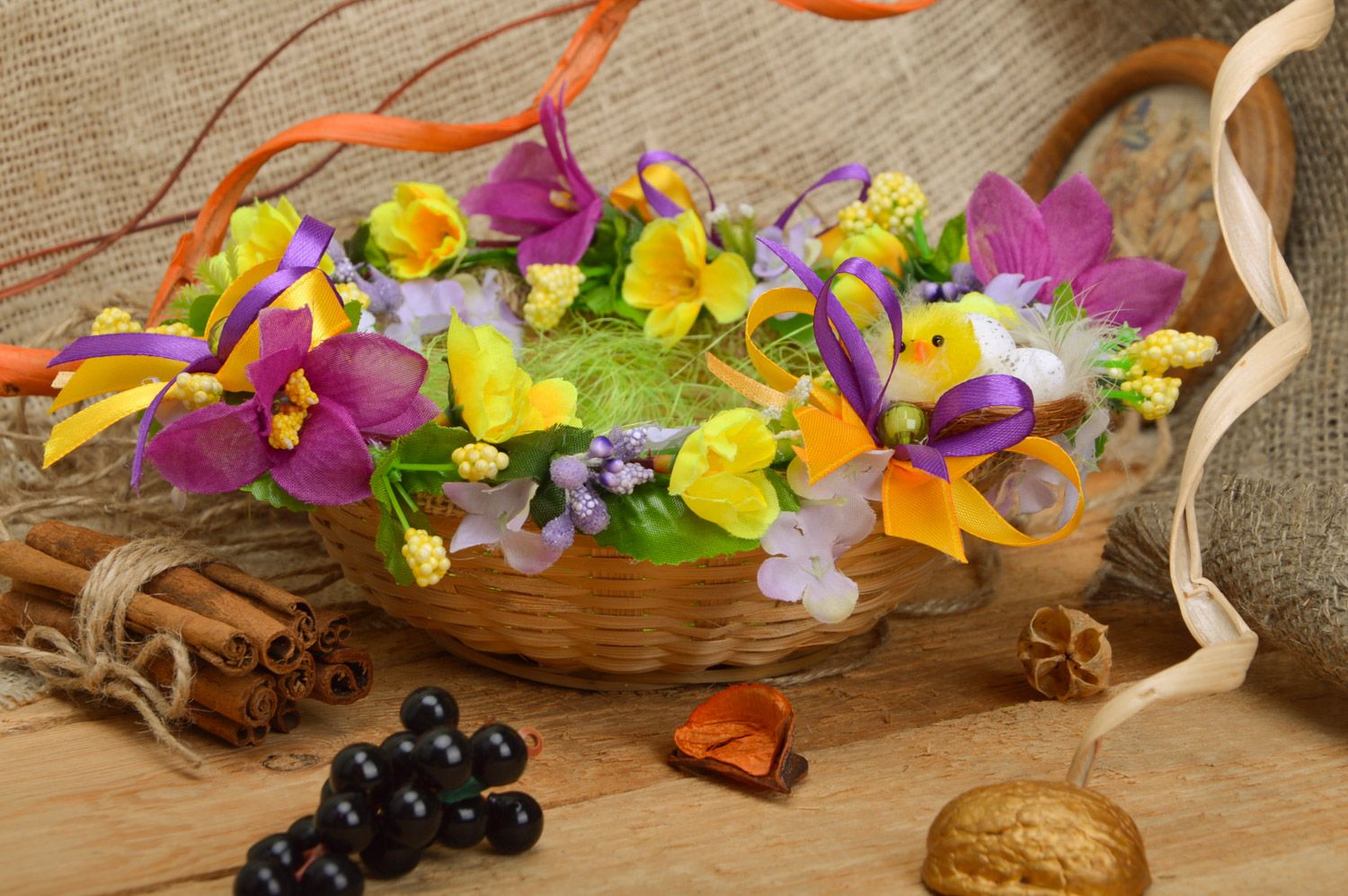 Плетеная корзинка с цветами и цыпленком ручной работы настольный декор на Пасху фото 1