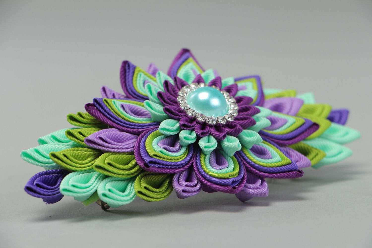 Handgemachte Haarspange mit Blume aus Ripsbändern in Kanzashi Technik für Frauen   foto 2