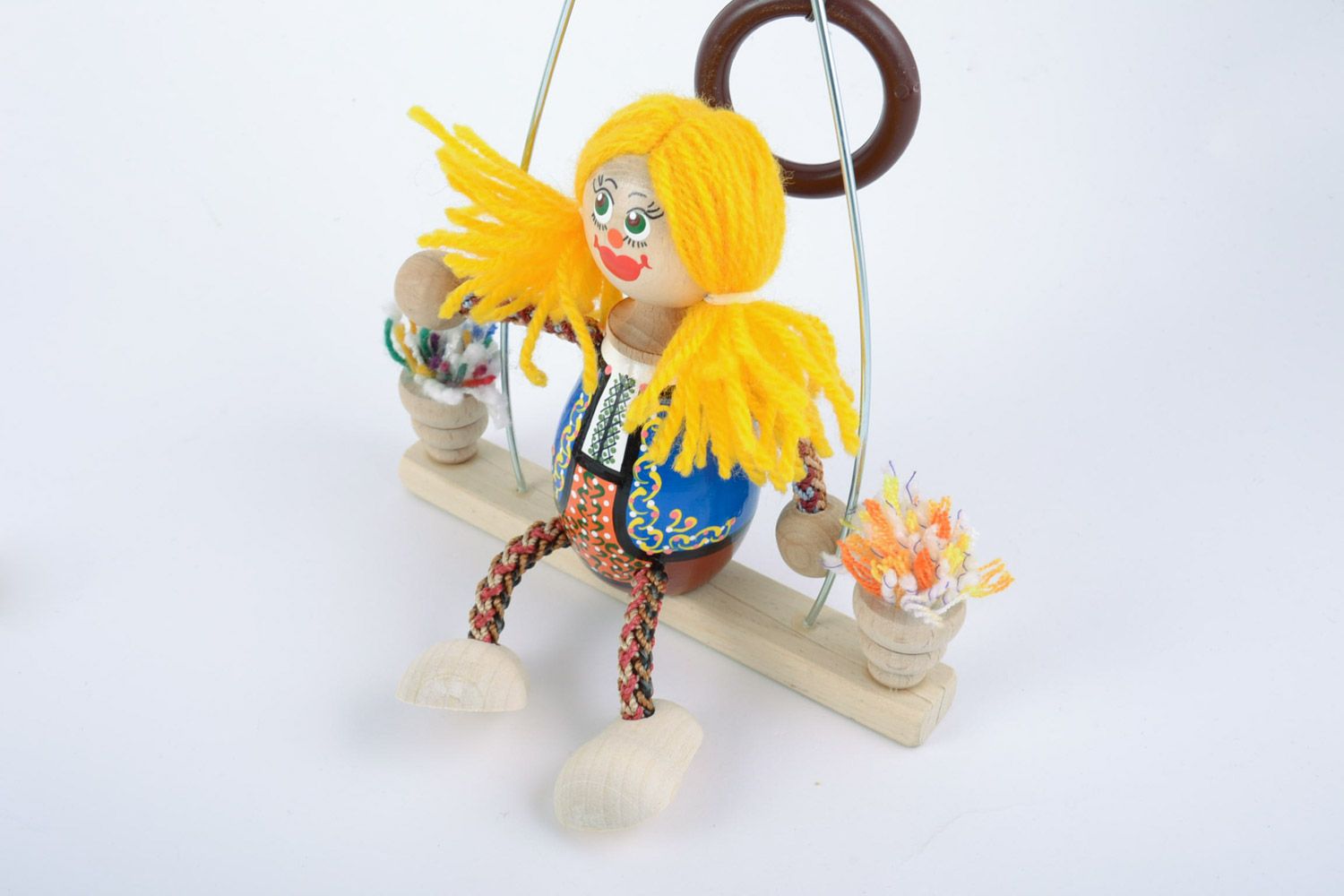Petit jouet artisanal peint poupée en bois aux cheveux jaunes en bois fait main photo 3