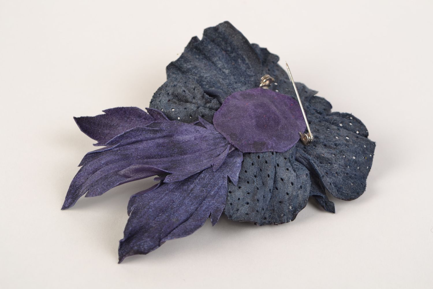 Фиолетовая кожаная брошь в виде цветка в технике гофрирования аксессуар ручной работы фото 4