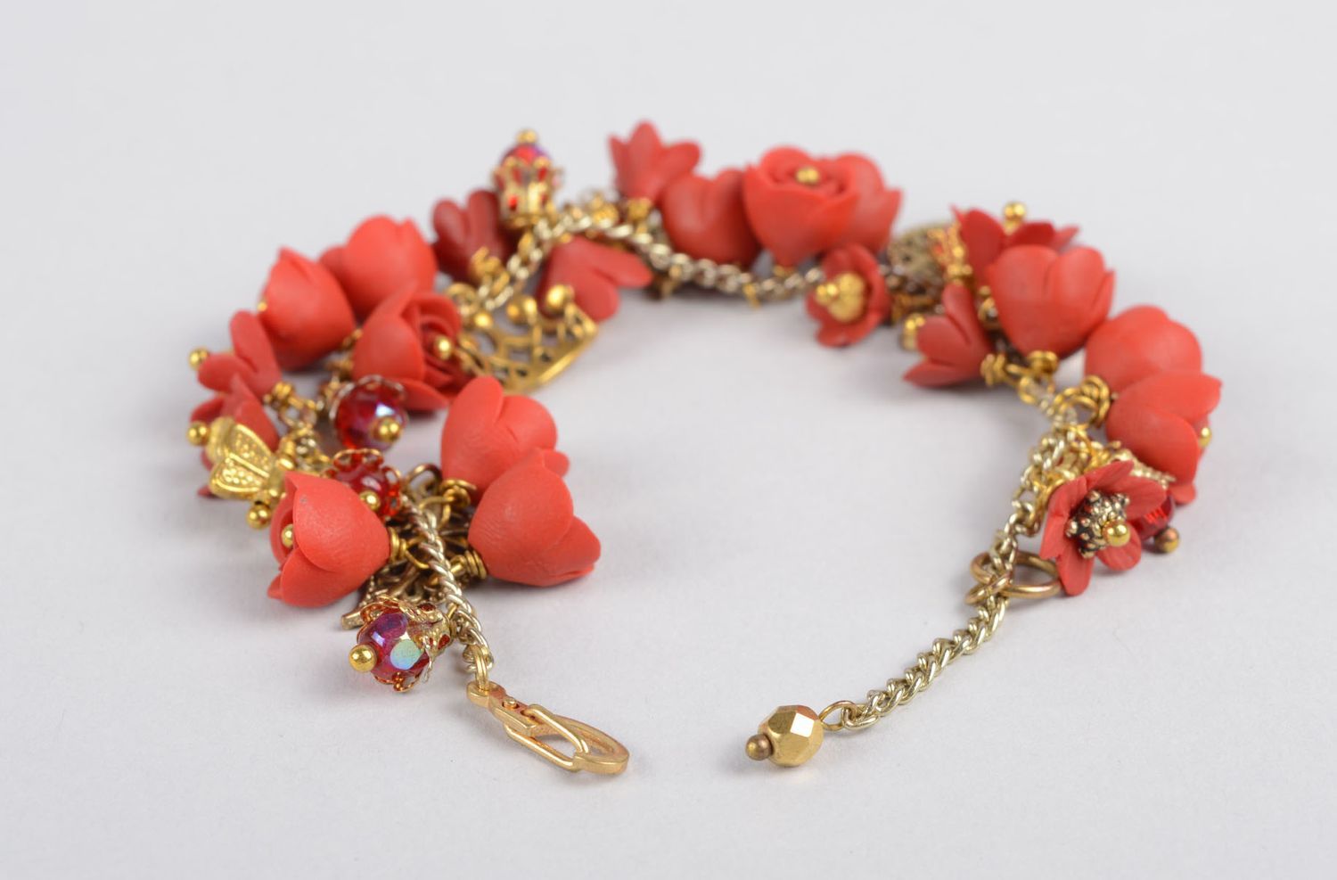 Bracelet avec fleurs rouges Bijou fait main en pâte polymère Cadeau femme photo 1