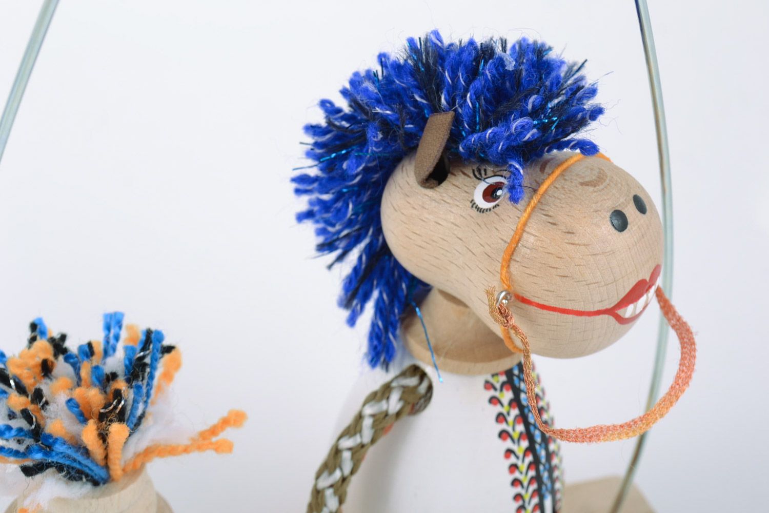 Grelles handgemachtes Öko Spielzeug aus Holz mit Bemalung Pferd auf Bank foto 3