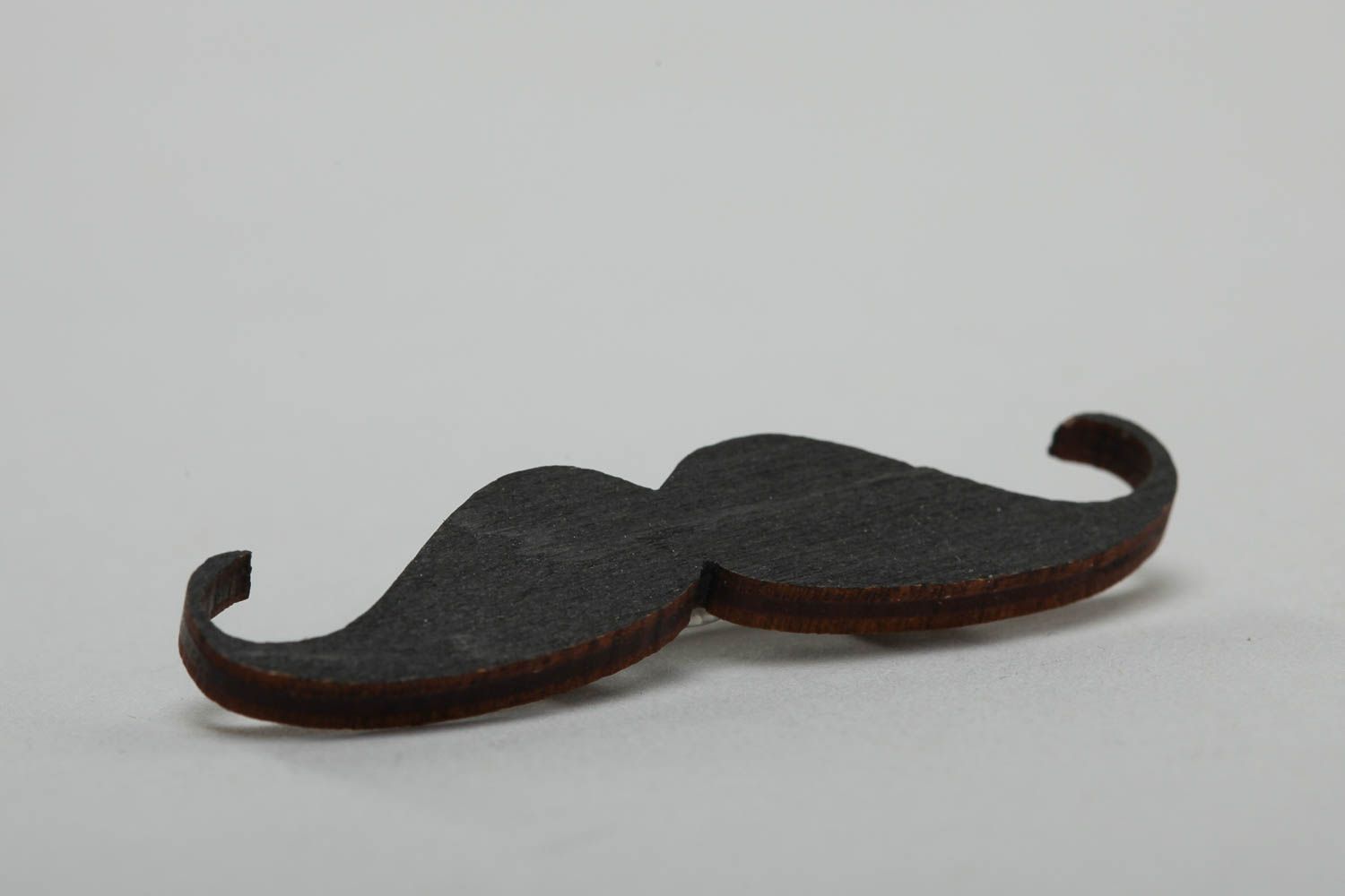 Broche noire en contreplaqué peinte d'acrylique en forme de moustache faite main photo 3