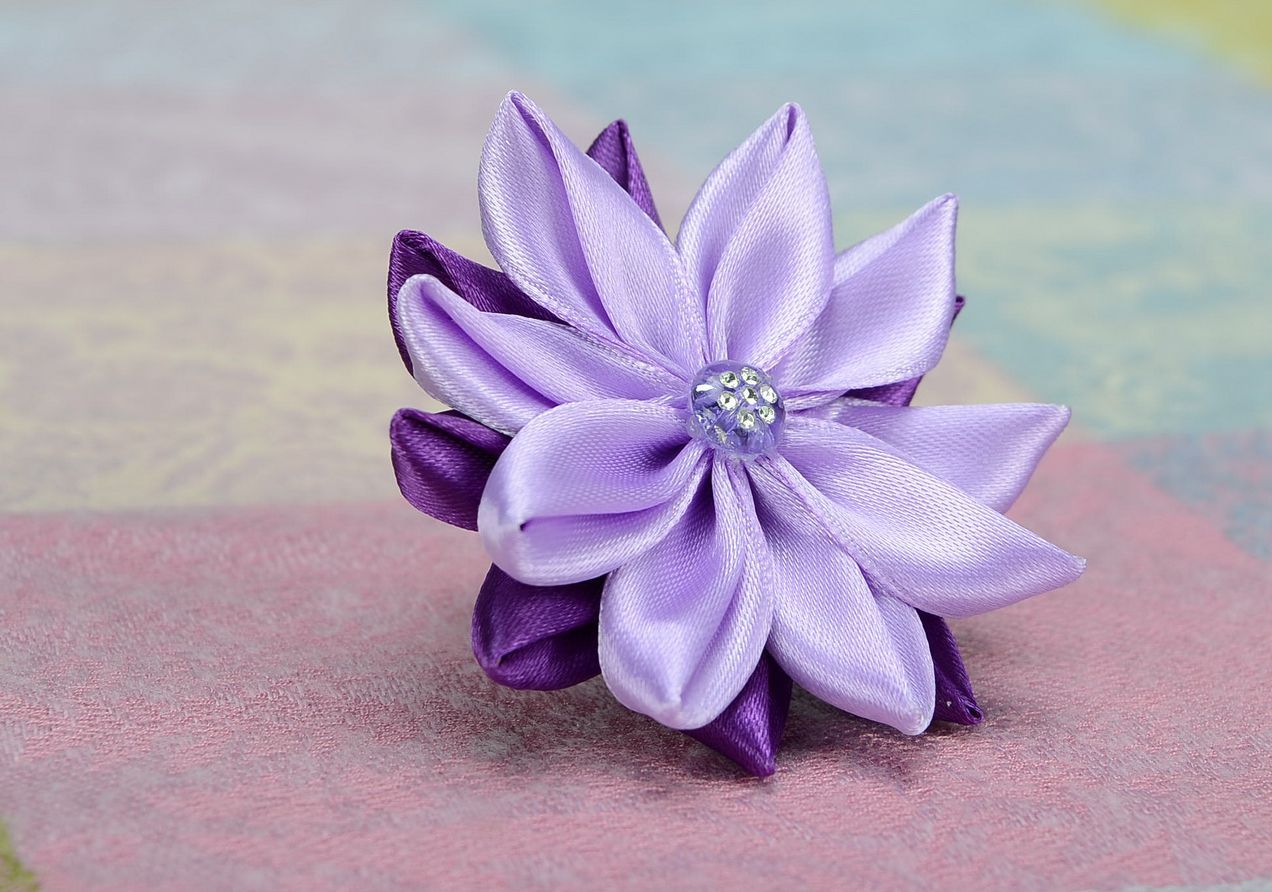 Elastique à cheveux avec fleur en satin violette photo 1