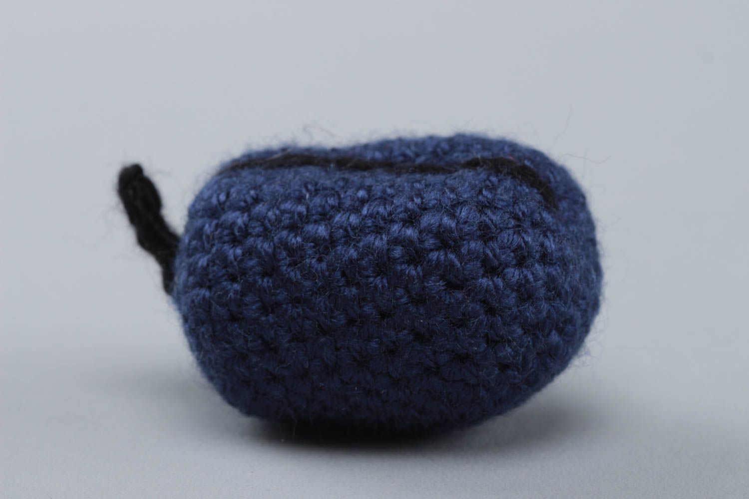 Jouet mou fruit tricoté en fils acryliques au crochet fait main bleu Prune photo 3