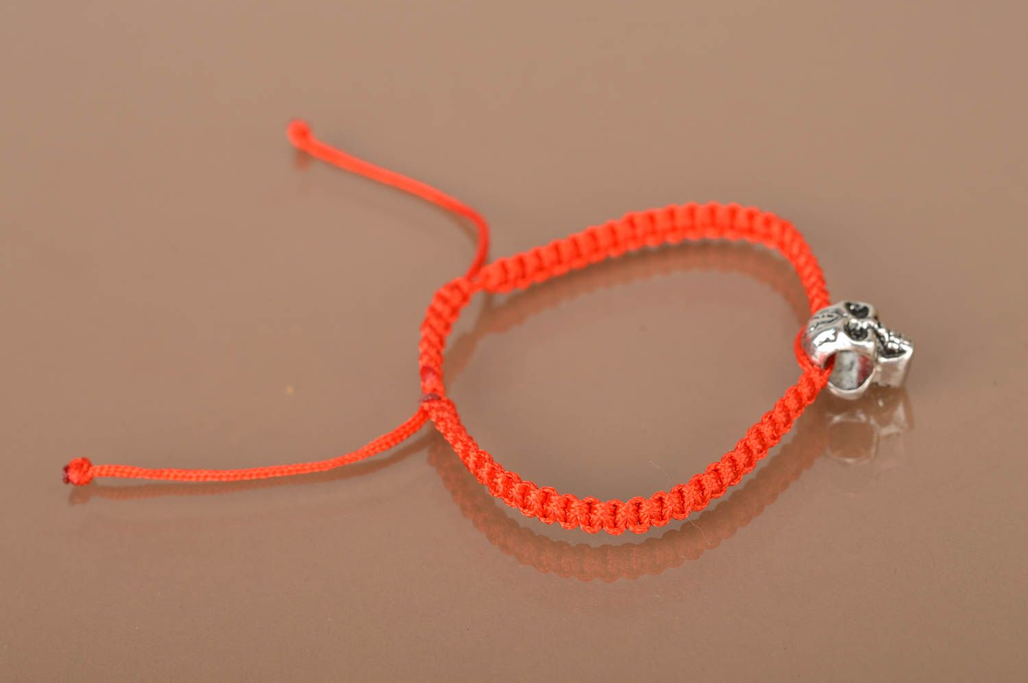 Красный плетеный браслет из вощеного шнурка с черепом ручной работы стильный фото 5