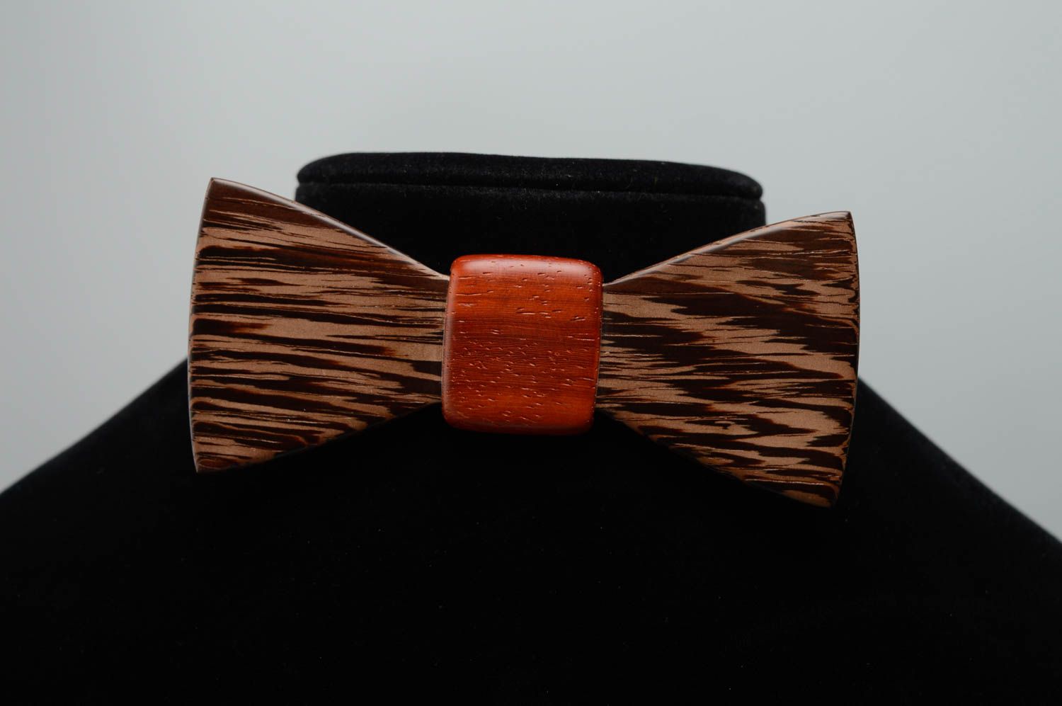 Деревянный галстук-бабочка из венге фото 3