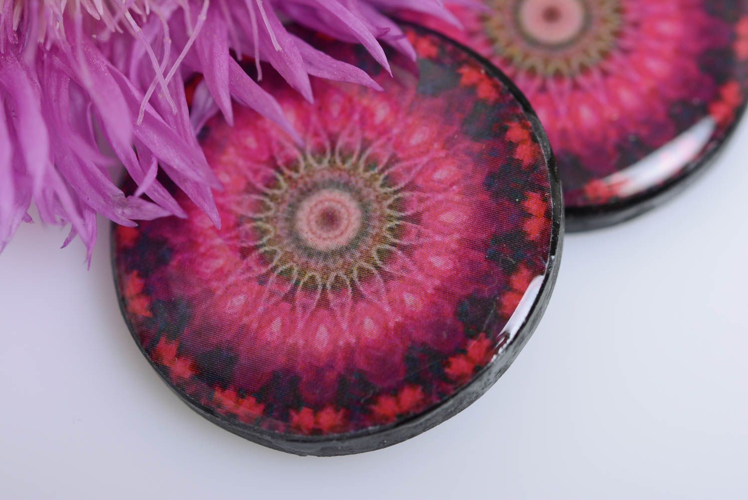Серьги из полимерной глины розовые с черным круглые стильные ручной работы фото 2