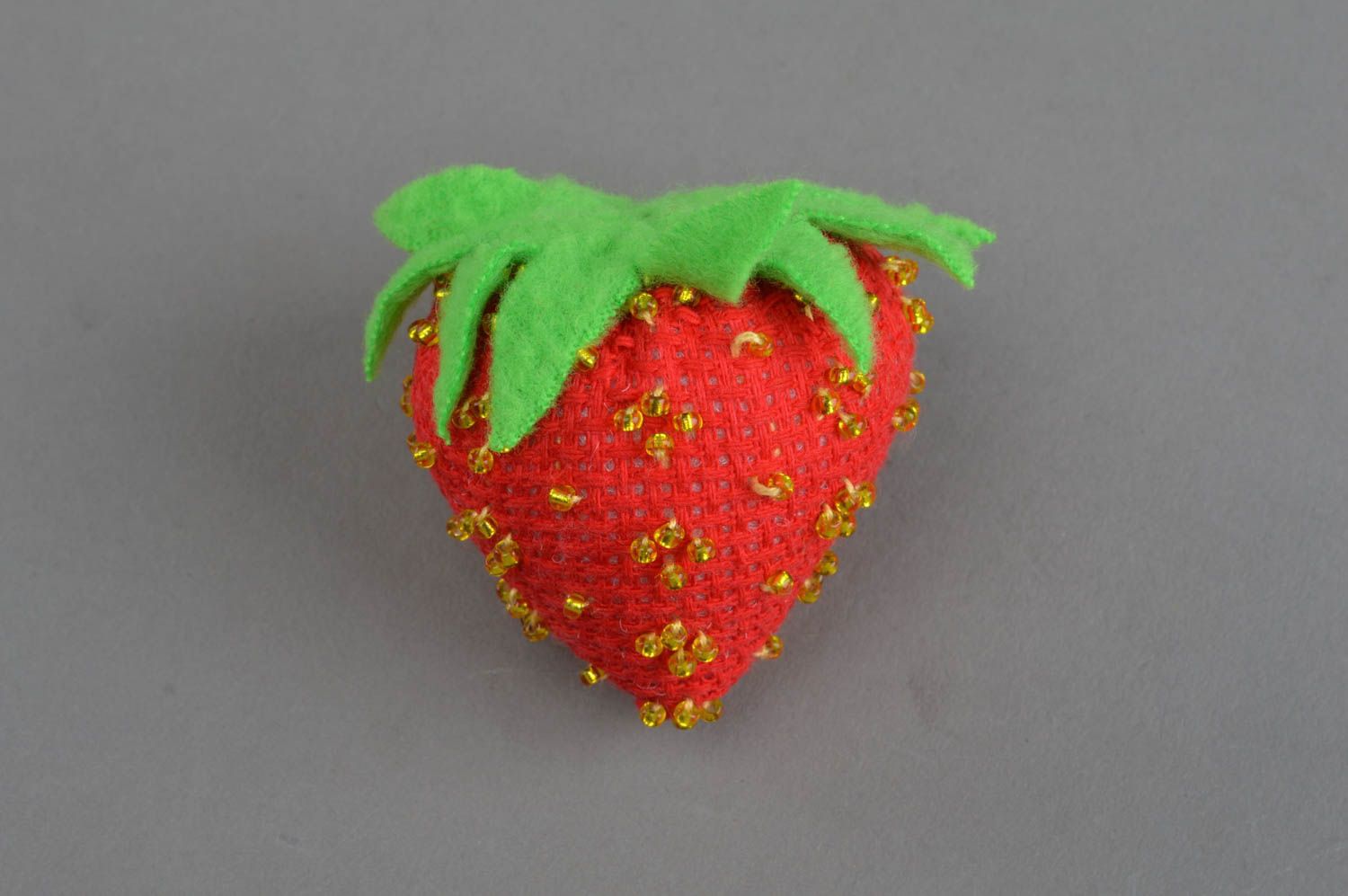 Интерьерная игрушка клубника из канвы с вышивкой бисером красная ручной работы фото 2