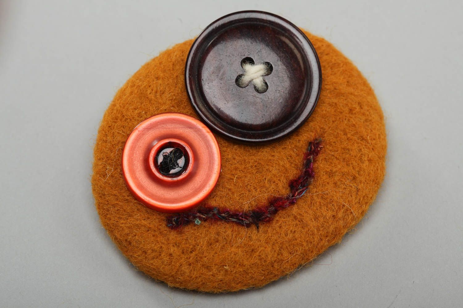 Broche smiley orange en laine feutrée avec boutons ronde originale faite main photo 2